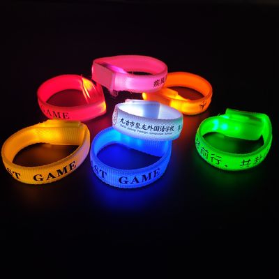 Custom Silk Screen Offset Druck Nylon LED Armband für Nachtlauf Glanz im dunklen Armband