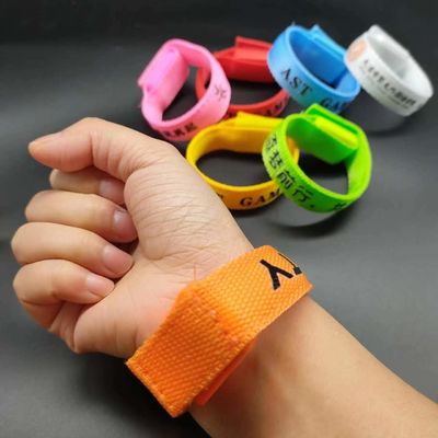 angepasste Farbe Mehrfarbige Beleuchtete Led Armband Flash Geschenke mit benutzerdefinierter Grafik