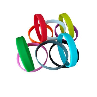 Geprägte Technik Mehrfarbiges Silikon-Armband Gummi-Armbänder für den nautischen Stil