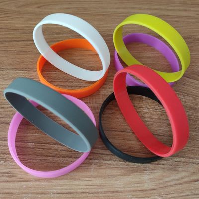 Geprägte Technik Mehrfarbiges Silikon-Armband Gummi-Armbänder für den nautischen Stil