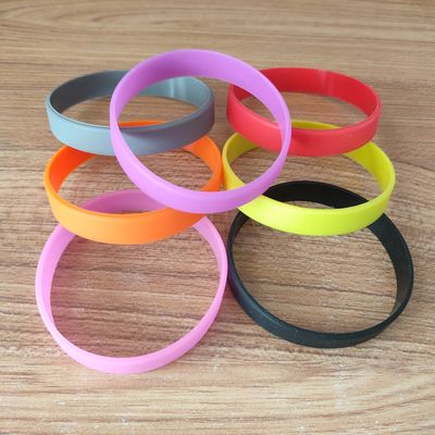 Geprägte Technik Mehrfarbiges Silikon-Armband Gummi-Armbänder für den nautischen Stil