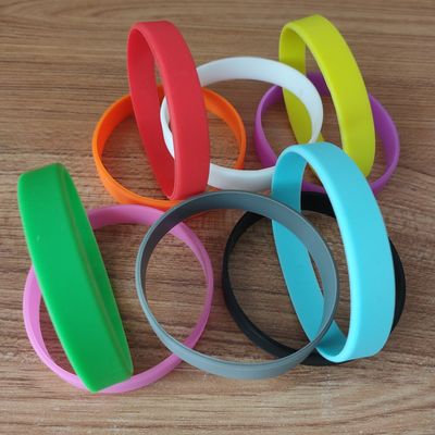 Geprägte Technik Mehrfarbiges Silikon-Armband Gummi-Armbänder für den nautischen Stil