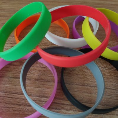 Geprägte Technik Mehrfarbiges Silikon-Armband Gummi-Armbänder für den nautischen Stil