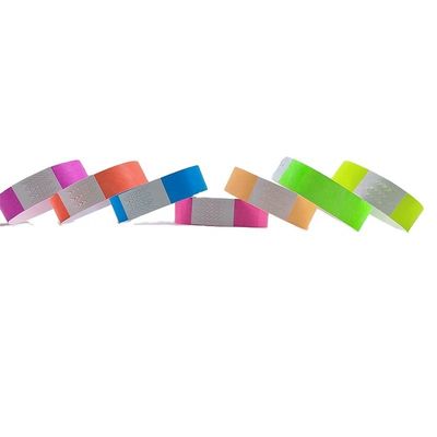 Machen Sie bei Festivals eine Aussage mit unserem Neonpapier-Tyvek-Armband in verschiedenen Farben
