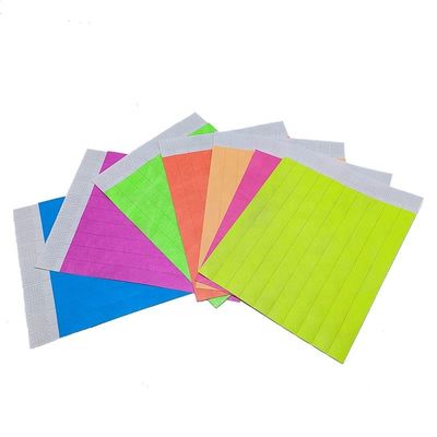 Machen Sie bei Festivals eine Aussage mit unserem Neonpapier-Tyvek-Armband in verschiedenen Farben