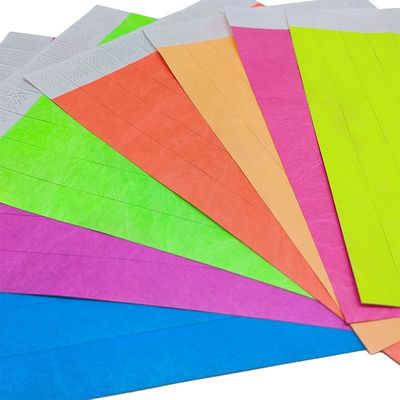 Machen Sie bei Festivals eine Aussage mit unserem Neonpapier-Tyvek-Armband in verschiedenen Farben