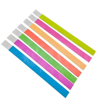 Machen Sie bei Festivals eine Aussage mit unserem Neonpapier-Tyvek-Armband in verschiedenen Farben