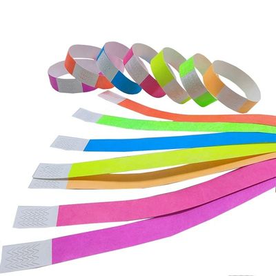Machen Sie bei Festivals eine Aussage mit unserem Neonpapier-Tyvek-Armband in verschiedenen Farben