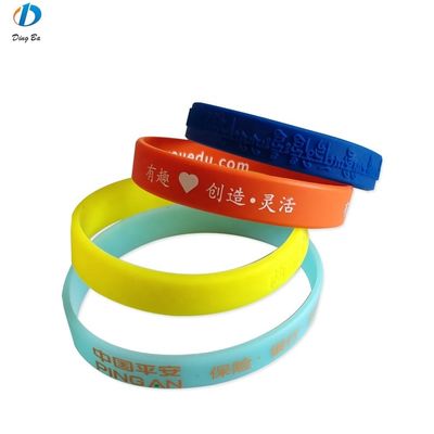 Kunststoffschmuck Hauptmaterial Custom Logo Gummi Armband für Ihr Unternehmen