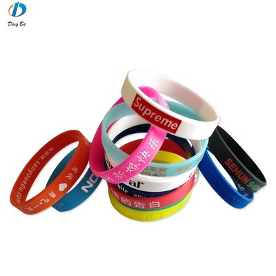 Kunststoffschmuck Hauptmaterial Custom Logo Gummi Armband für Ihr Unternehmen