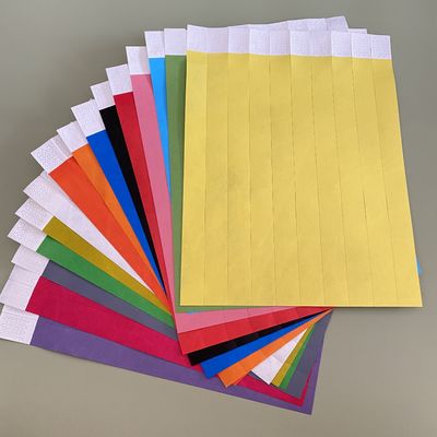Papier-Identifizierung Tyvek Armbänder benutzerdefiniertes Logo und Barcode zur Identifizierung