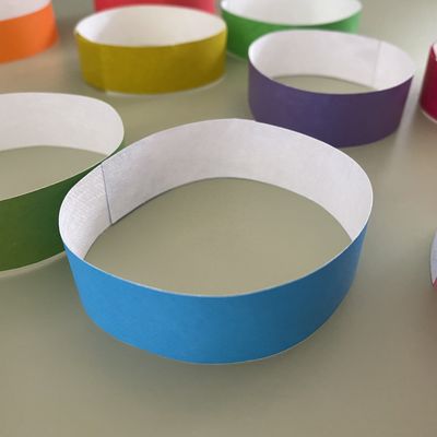 Papier-Identifizierung Tyvek Armbänder benutzerdefiniertes Logo und Barcode zur Identifizierung