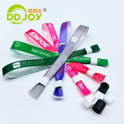Geschlecht Bracelets aus gewebtem Band für Frauen in roter Farbe mit Kunststoffschiebeverriegelung