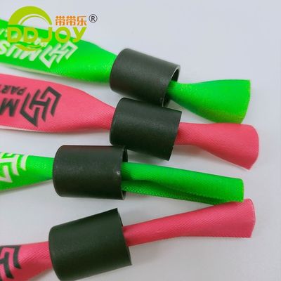Geschlecht Bracelets aus gewebtem Band für Frauen in roter Farbe mit Kunststoffschiebeverriegelung