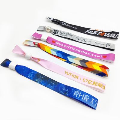 Fügen Sie Ihrem Festival einen Hauch von Charme hinzu mit inspirierenden Schlössern und Armbändern.