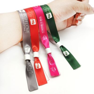 Fügen Sie Ihrem Festival einen Hauch von Charme hinzu mit inspirierenden Schlössern und Armbändern.