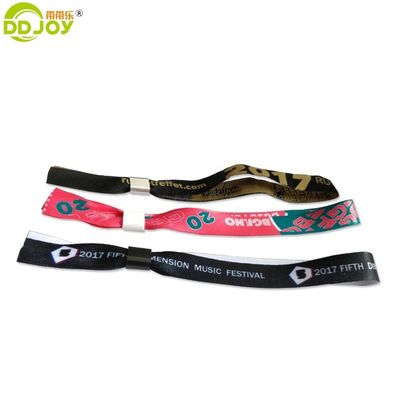 Fügen Sie Ihrem Festival einen Hauch von Charme hinzu mit inspirierenden Schlössern und Armbändern.