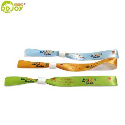 Fügen Sie Ihrem Festival einen Hauch von Charme hinzu mit inspirierenden Schlössern und Armbändern.