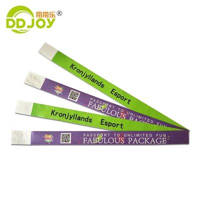 Massivfarbige Armbänder für Festivals und Partys