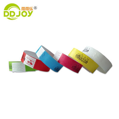 Massivfarbige Armbänder für Festivals und Partys