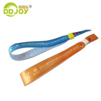 RFID-Armbänder in orange Satin für Event-Branding und Zugang