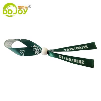 RFID-Armbänder in orange Satin für Event-Branding und Zugang